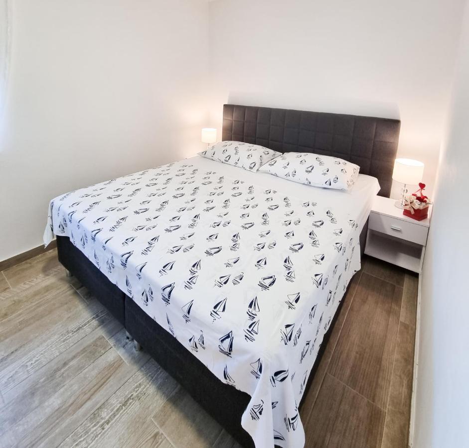 Apartment Ane 2 Tisno Exterior photo